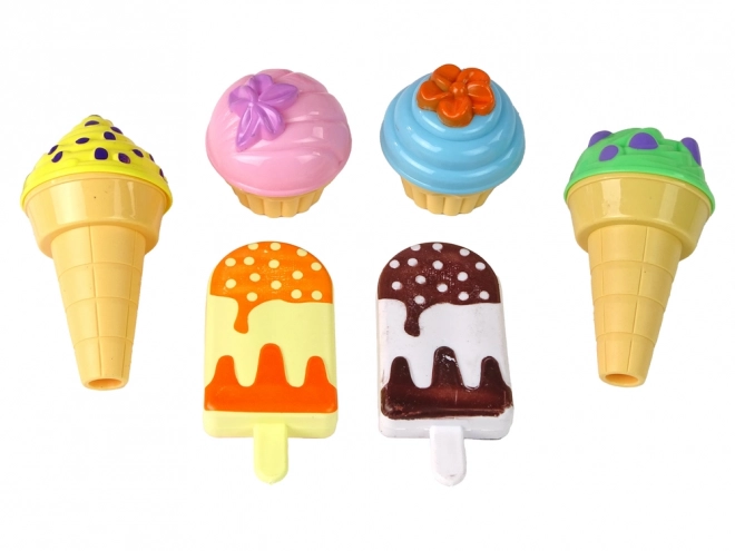 Kinderkraampje met speelgoed - ijscokar