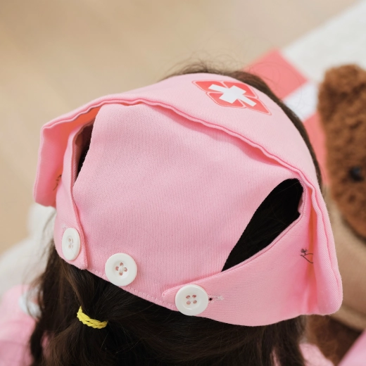 Muts met kruis voor de complete look