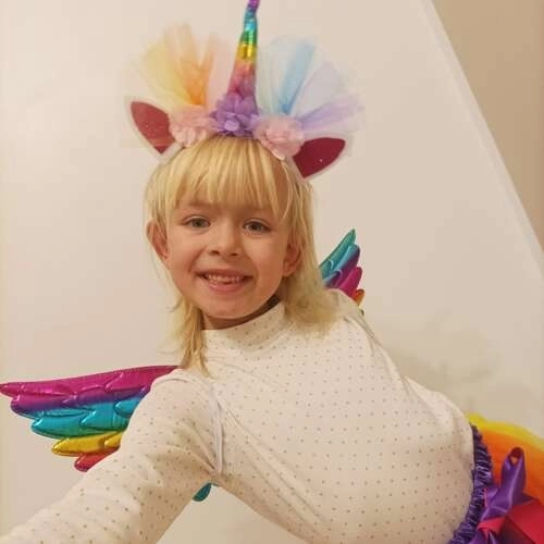 Eenhoorn kostuum met een regenboogrok en vleugels