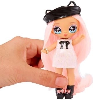 Schattige minipop klaar om te spelen