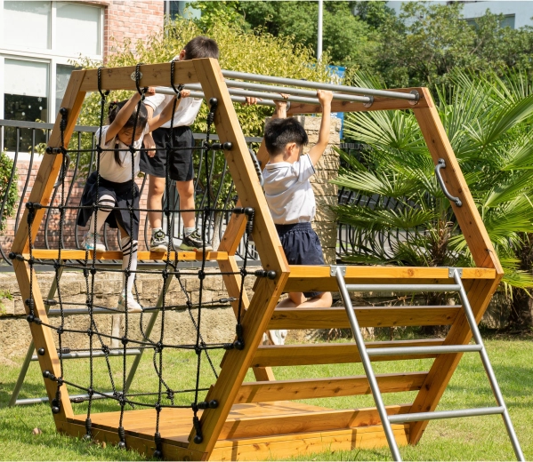 Combinatie van hout, metaal en touw