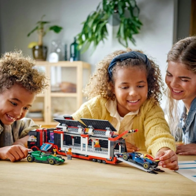 LEGO® City 60445 Vrachtwagen F1® met F1® RB20 en AMR24 auto’s