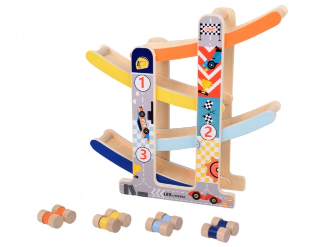 Houten autoracebaan met glijbaan
