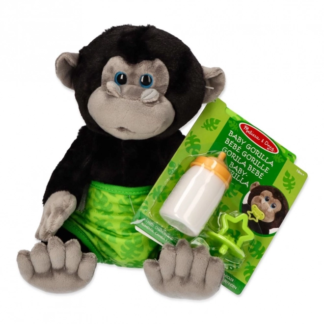 Voeding van een pluchen gorilla baby