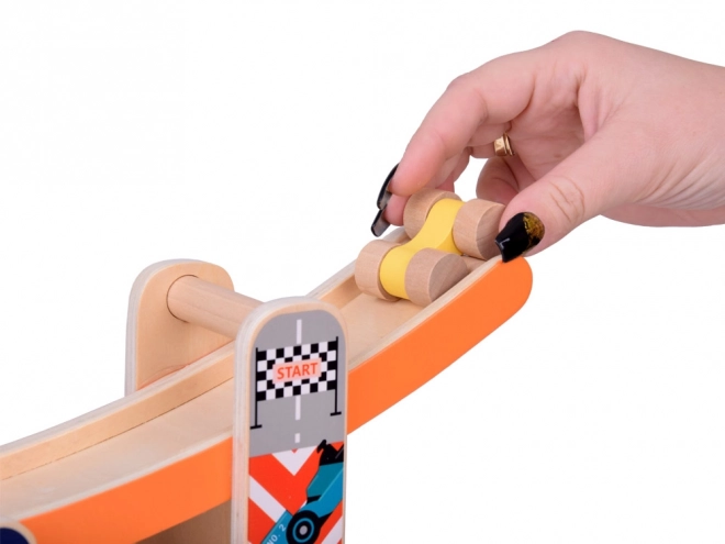 Houten autoracebaan met glijbaan