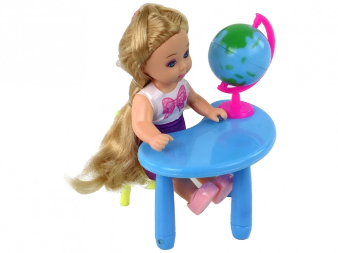 Lerares met leerling, schoolspeelset met bord en wereldbol