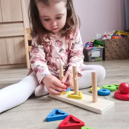 Houten kleurrijke piramide met vormen