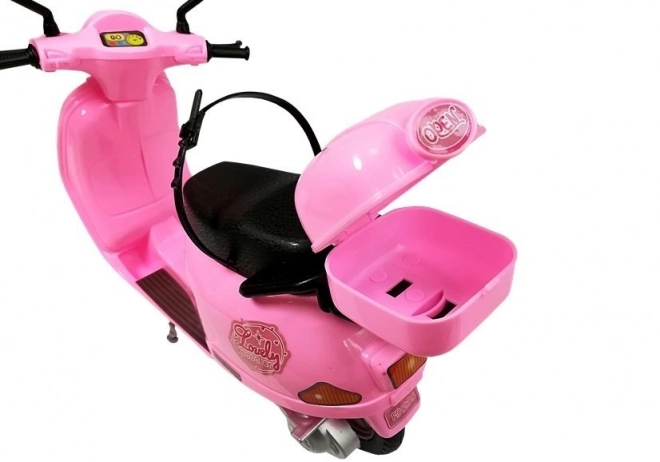 Pop op een roze scooter met helm, lang haar