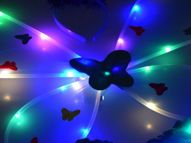 Lichtgevende blauwe kostuum voor een klein elfje met vlindervleugels
