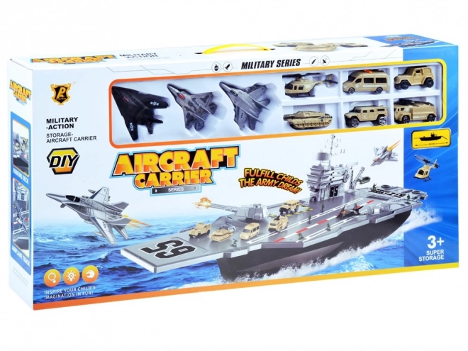 Groot militair vliegdekschip met vliegtuigen en voertuigen