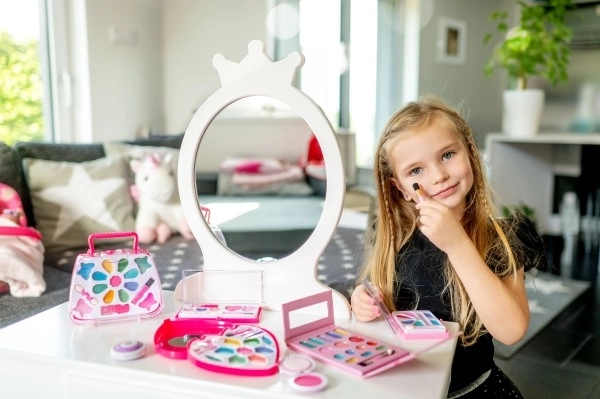 Kleine beauted make-up set voor kinderen op palette op kaart 13x17,5x2cm