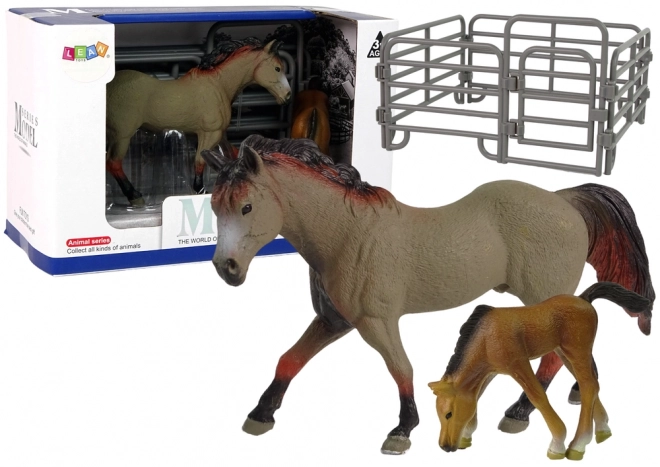 Set Figuren van Paard en Veulen Ras Capricorn met Bloembed