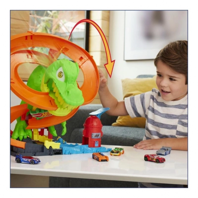 T-rex valt het brandweerstation aan uit Hot Wheels City