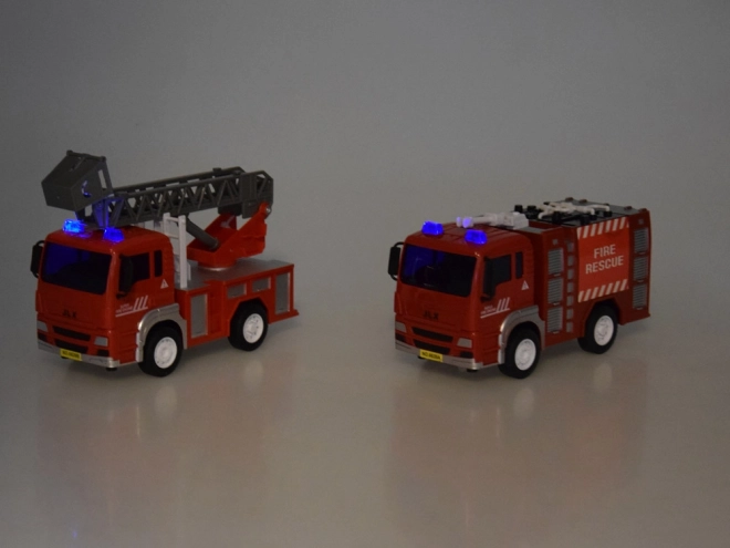 Grote brandweerwagen met geluid en kinderhelm