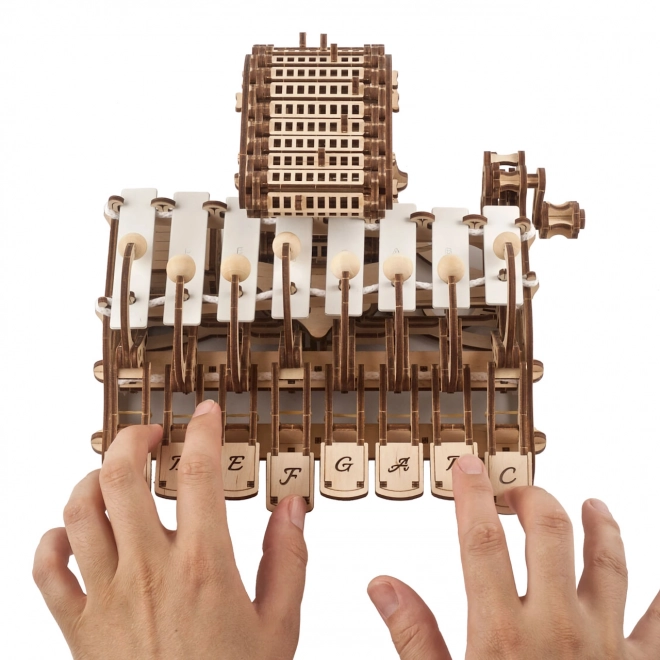 Ugears houten mechanisch model muziekinstrument Celesta