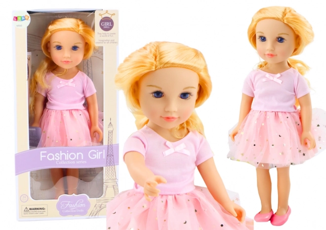 Pop in roze jurk met tule rok en blond haar