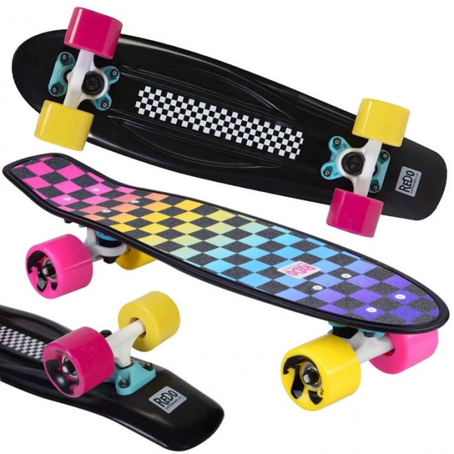 Kleurrijk retro pennyboard met dambordpatroon