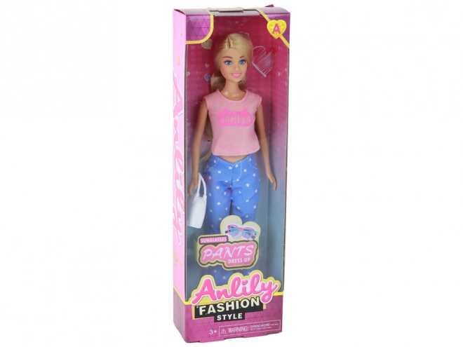 Pop Anlily met lange blonde haren, handtas en bril