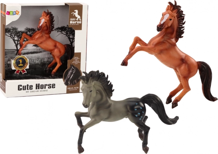 Paardenfiguur – bruin of grijs staand paard voor stal en boerderij