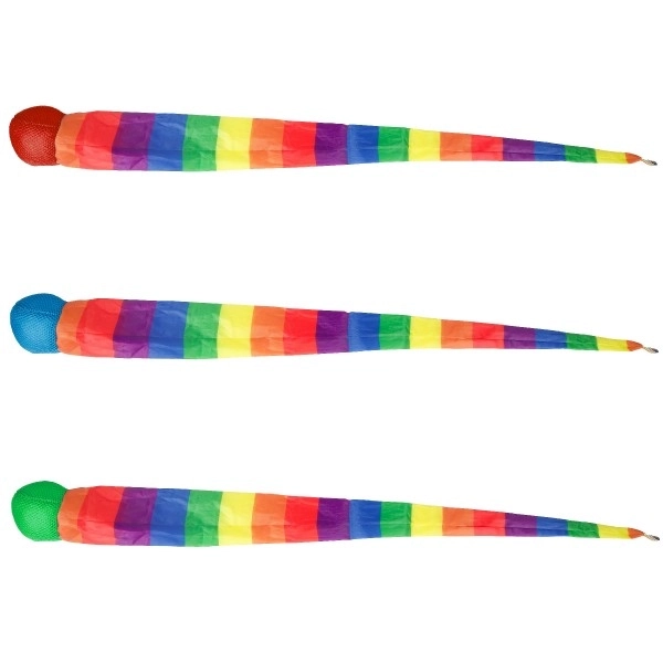 Bal met regenboogkleurige stoffen staart 100 cm op kaart
