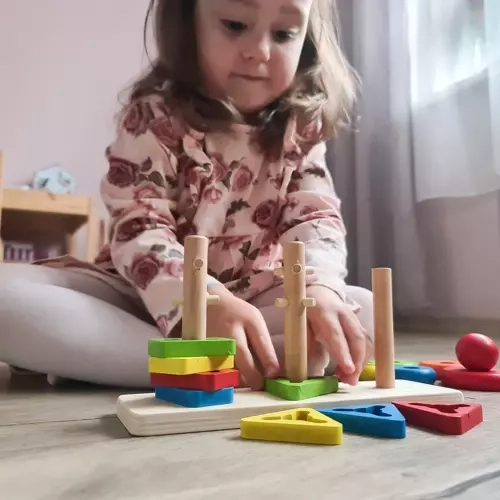 Houten kleurrijke piramide met vormen