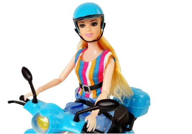 Pop op een roze scooter met helm, lang haar