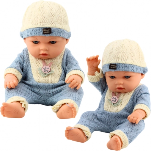 Babypop in gebreid blauw pakje met mutsje