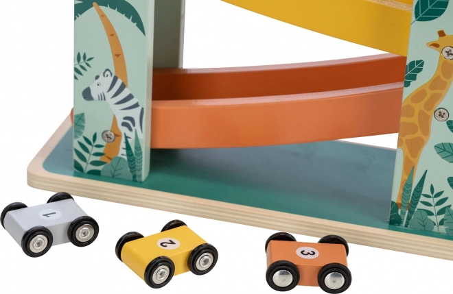 Racebaan met drie houten autootjes