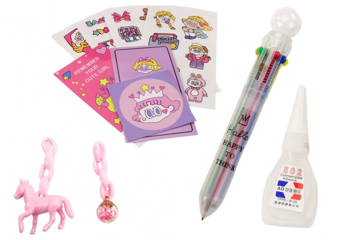 Roze notitieboek met accessoires en leren design