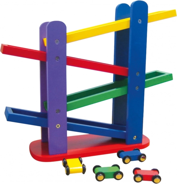 Houten racebaan met gekleurde autootjes