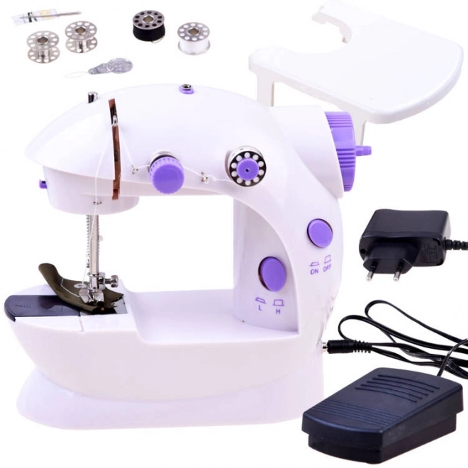 Mini naaimachine met voetpedaal en tafel
