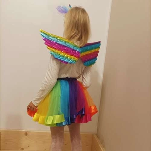 Eenhoorn kostuum met een regenboogrok en vleugels