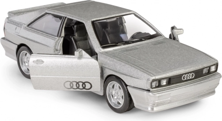 Openende deuren en gedetailleerd interieur