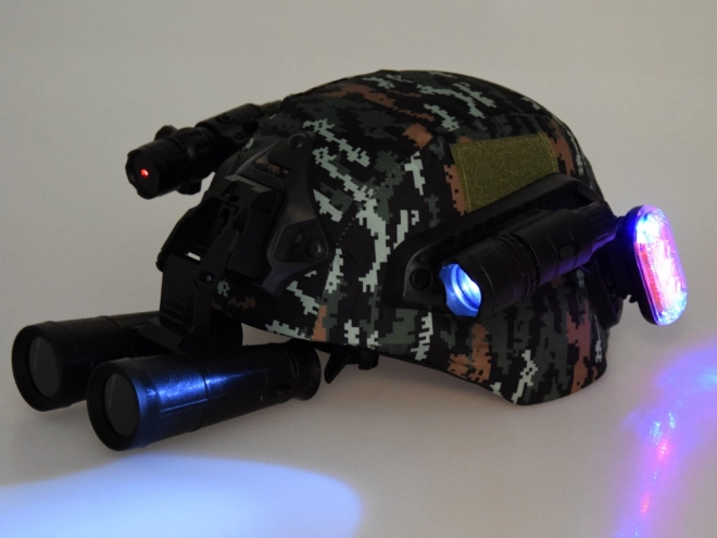 Set van militaire uitrusting met helm, verrekijker en walkie-talkie