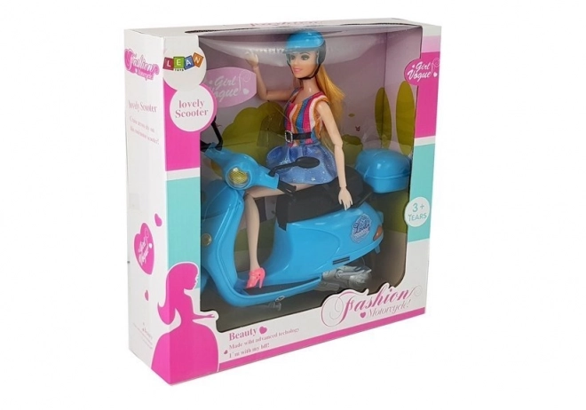Pop op een roze scooter met helm, lang haar
