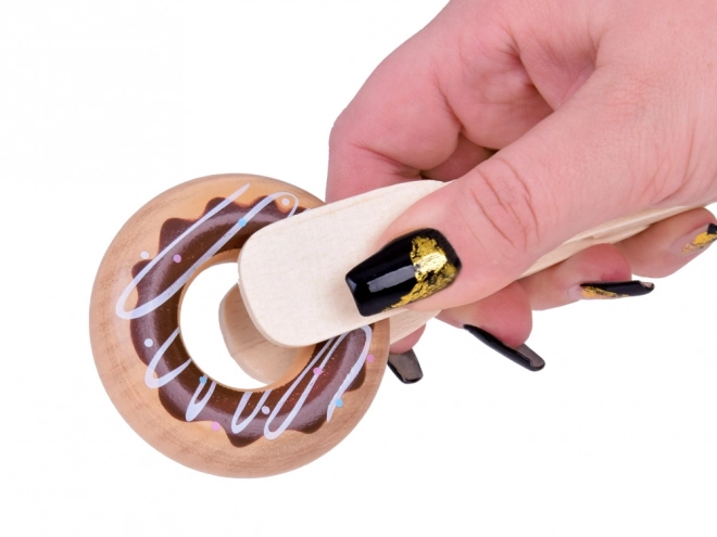 Houten mand vol met speeltaartjes