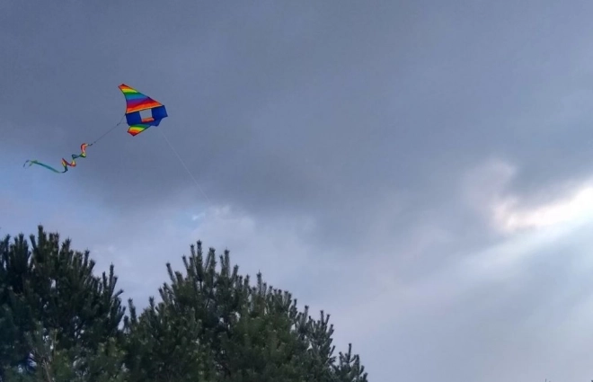 Kleurrijke vlieger met draaiende regenboog