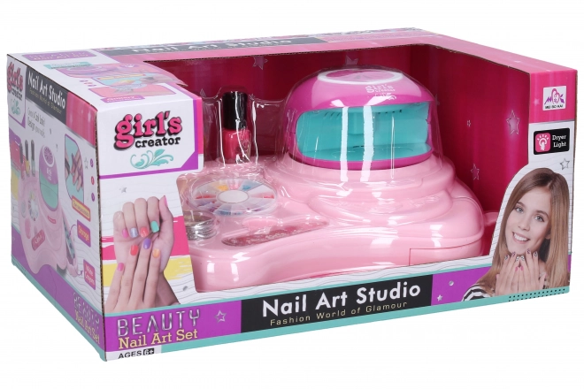 Nagelstudio met lamp en versieringen