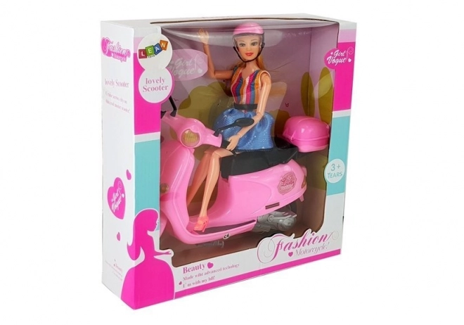 Pop op een roze scooter met helm, lang haar