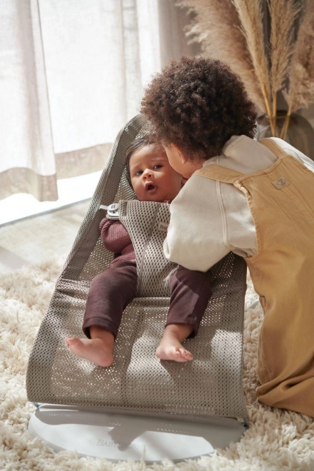 BABYBJORN - Wipstoeltje BLISS MESH - Parelroze – Grijs beige