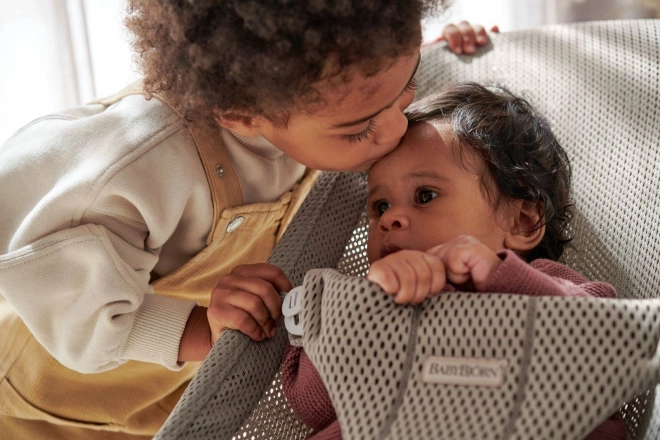 BABYBJORN - Wipstoeltje BLISS MESH - Parelroze – Grijs beige