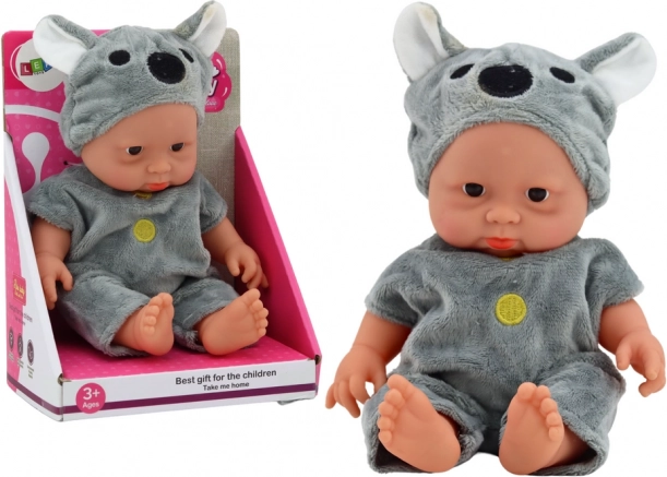 Kleine babypop in grijze koala-outfit met mutsje