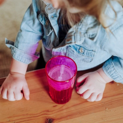 Zonder stress leren drinken uit een open beker