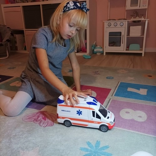 Kinderambulance met brancard en lichtsignalen