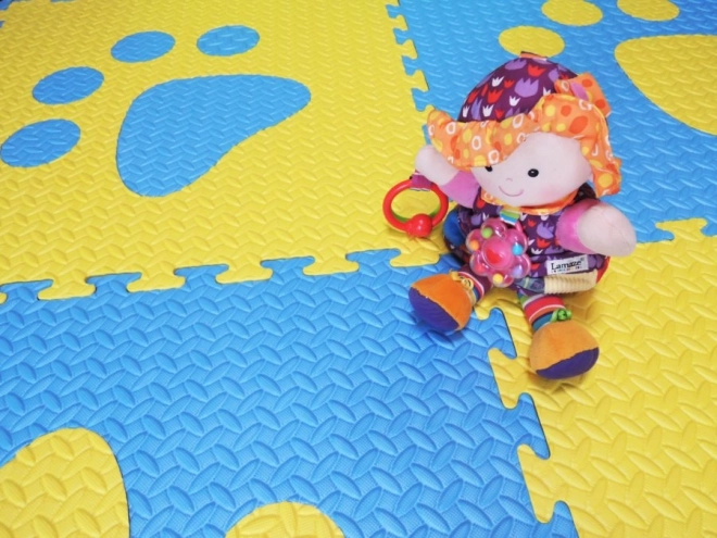 Schuimrubberen kinderkleed met blauwe en gele pootafdrukken