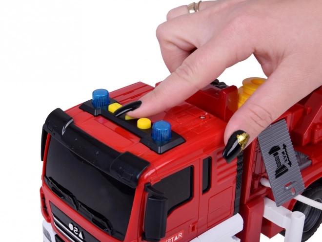 Brandweerauto met waterfunctie en beweegbare ladder