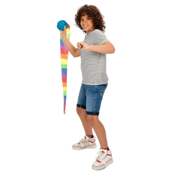 Bal met regenboogkleurige stoffen staart 100 cm op kaart