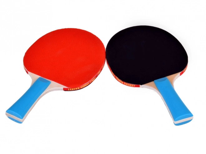 Houten tafeltennisbatjes met balletjes