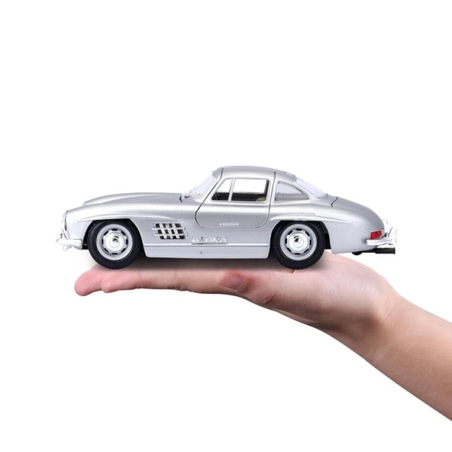 Bburago 1:24 Mercedes Benz 300SL zilver 18-22023