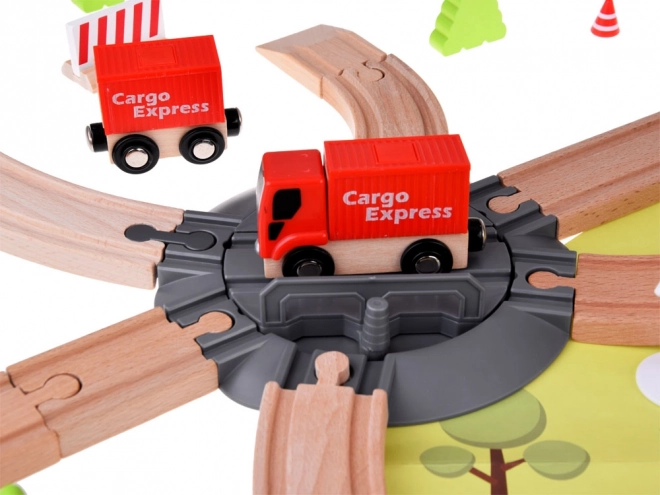 Houten spoorbaan voor kinderen met transportbasis en kraan